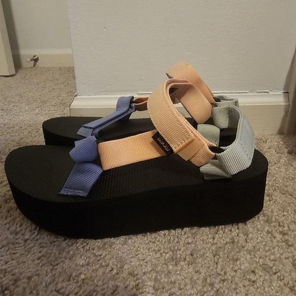 Teva NWOB Women's Flatform Universal Platform Sandals Size 7 - Picture 1 of 7